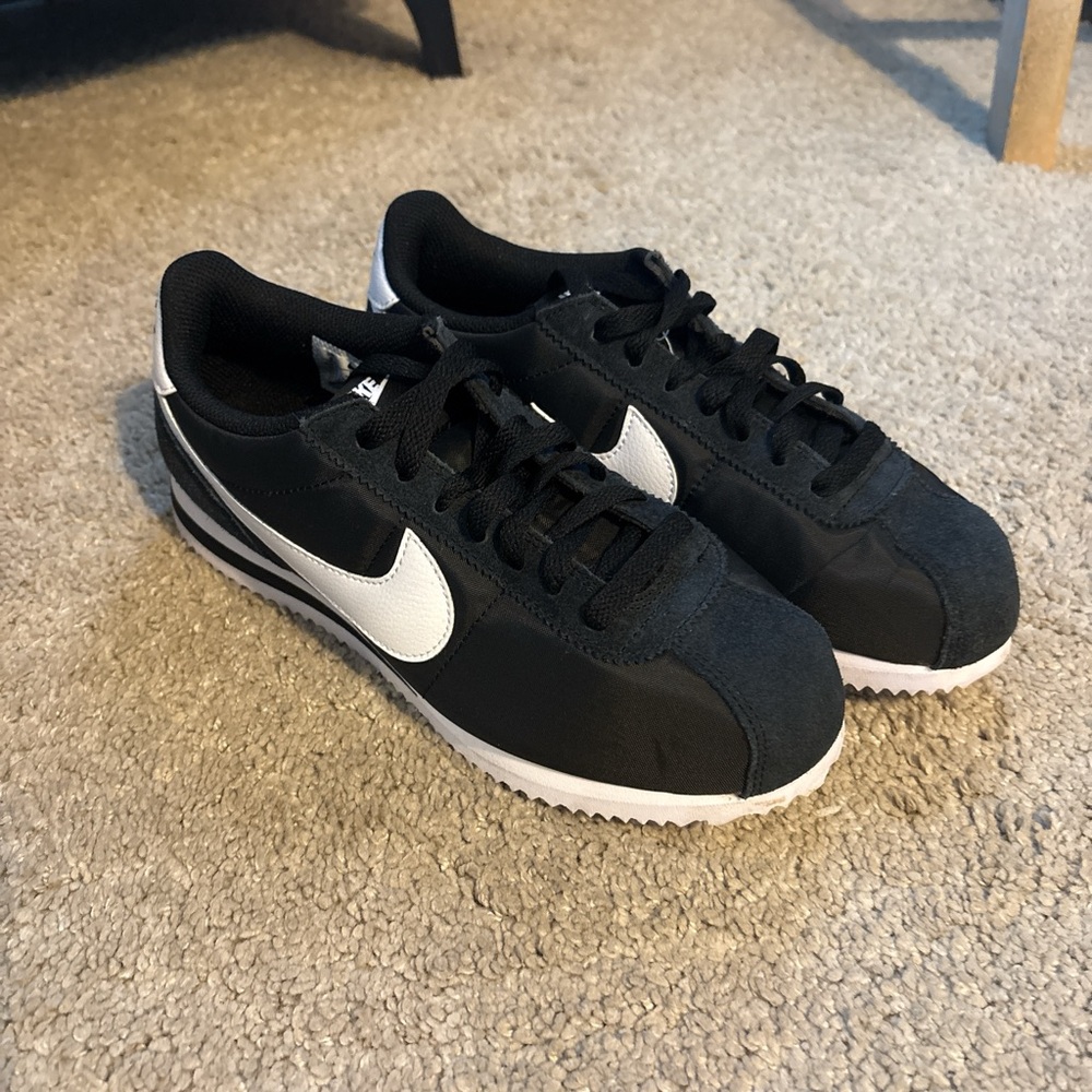 Nike Women's Black and White Sneakers